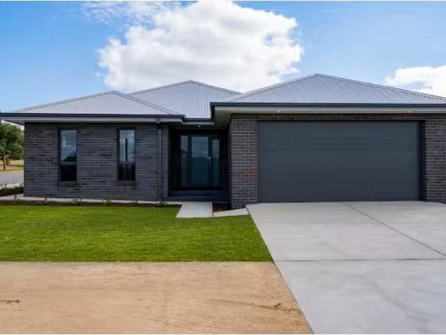 Rental! 3 BR 20 Racecourse Rd, Narrandera House for rent List.