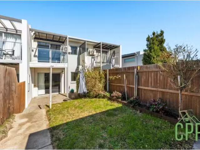 Just in! 3 BR 2/106 Mapleton Ave, Harrison Townhouse for rent.