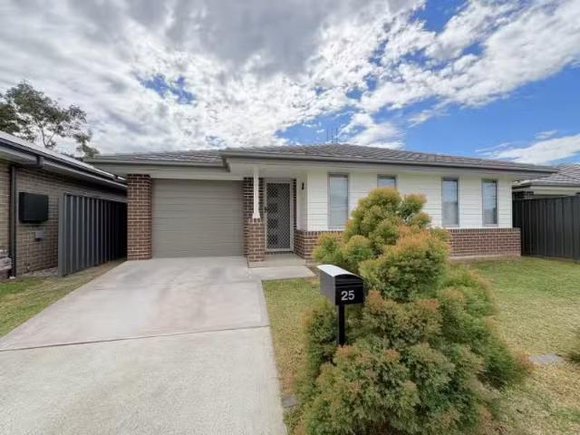 Nice 3 BR 25 Correa Crescent, RAYMOND TERRACE House for rent.