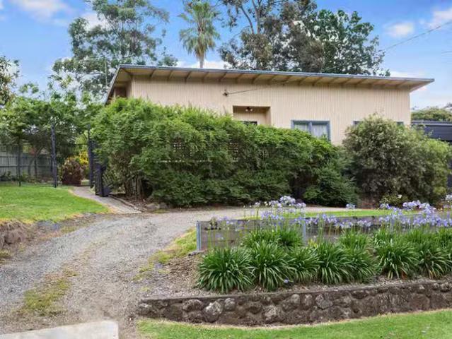 Cozy 3 BR 29 Evelyn Road, Ringwood North, VIC 3134