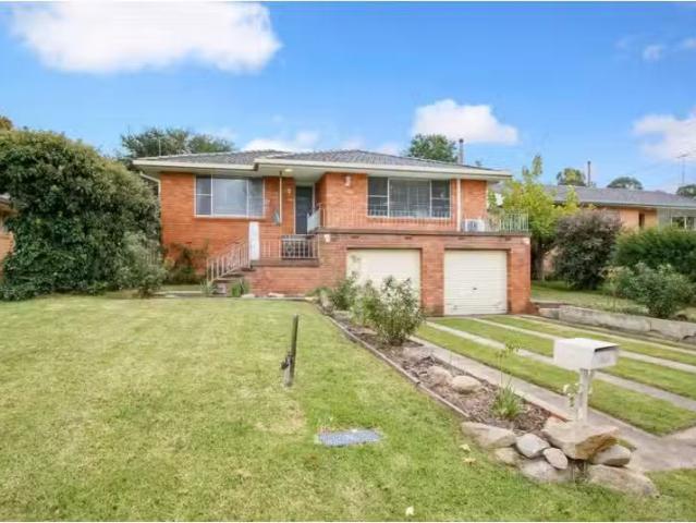 For Rent! 3 BR 2 Hawke Street, Armidale House for rent Listed.