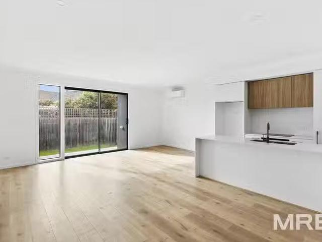 Deal! 3 BR 33 Currawong Street, Preston, VIC 3072