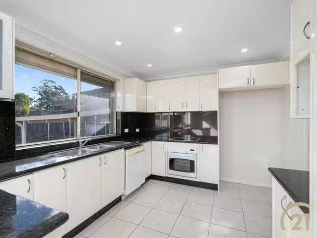 Cozy 3 BR 30 Garment Street, Prairiewood, NSW 2176