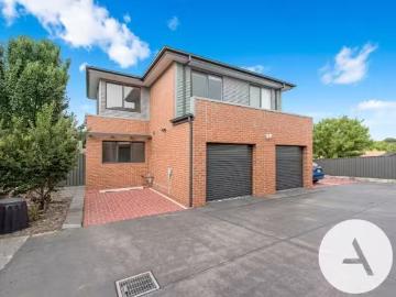 Cheap 3 BR 3/10 Karabar Street, Queanbeyan Townhouse for rent.