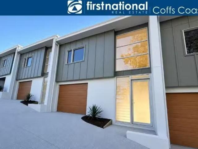 New 3 BR 3/16 Avenue Street, Coffs Harbour Townhouse for rent.