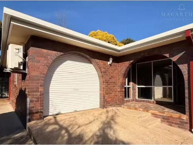 Cheap 3 BR 3/31 Kenneally Street, Kooringal House for rent Li.