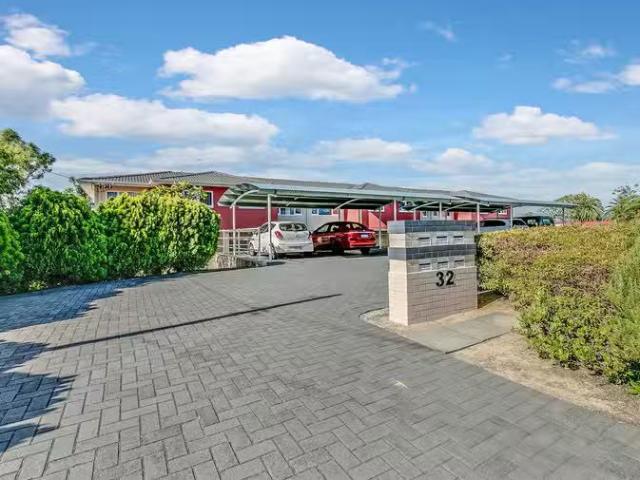 Unique 3 BR 3/32 Pointer Way, GIRRAWHEEN, WA 6064 Unit for R.
