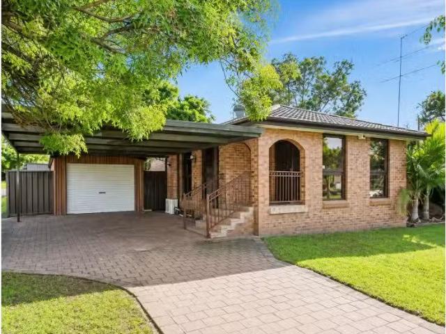 Deal! 3 BR 35 Eucalyptus Drive, Cranebrook House for rent Lis.