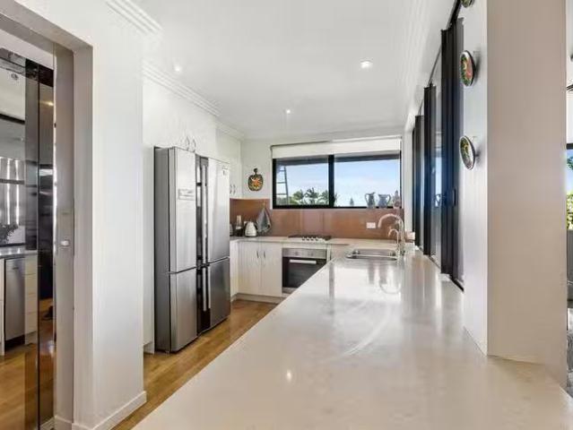 Charming 3 BR 3/6 Sixth Avenue, Sandgate, QLD 4017