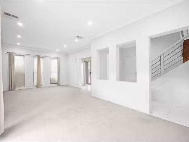 New 3 Kittiwake Place, Cranebrook House for rent Listed by An.