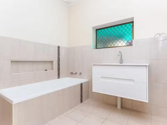 Unique 3 Leslie Street, MURRAY BRIDGE, SA 5253 House for Rent