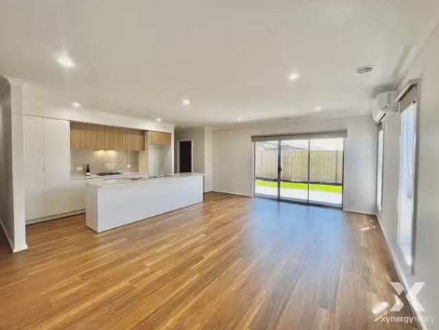 Cozy 3 Pursuit Street, Mambourin VIC 3024