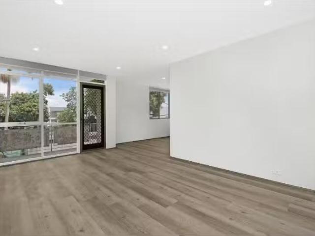Rental! 10/49 51 Universal Street, Eastlakes Apartment for ren.