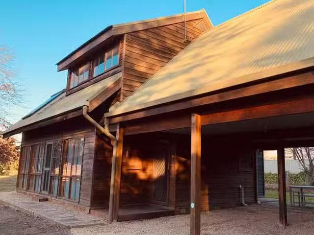 Rental! 107B Highton Lane, Mansfield, VIC 3722