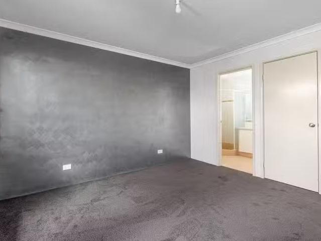 Nice 100 Barton Drive, Australind, WA 6233