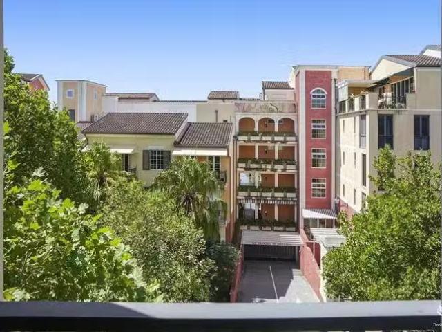 Charming 1034/3029 The Boulevard, Carrara, QLD 4211