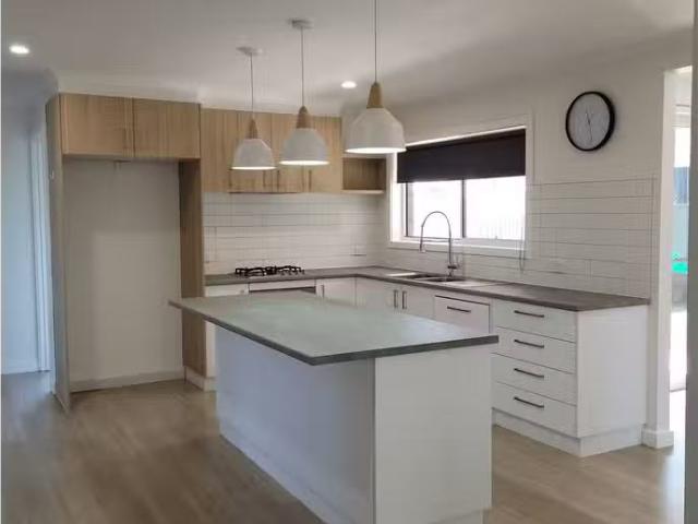 Unique 10 Abbott Street, MOE, VIC 3825 House for Rent