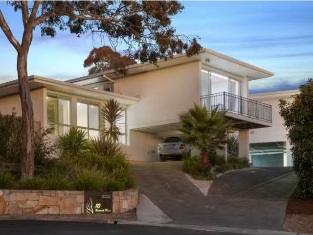 Cozy 10 Bonwick Place, GARRAN House for rent Listed by Sarah.