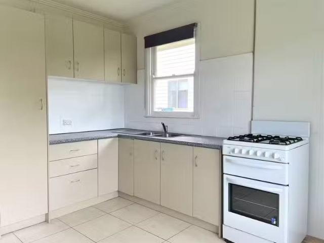 Deal! 10 Burton Street, WARRAGUL, VIC 3820 House for Rent