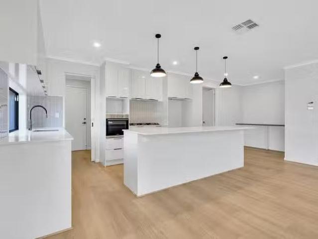 Unique 10 Guildford Street, Clearview, SA 5085