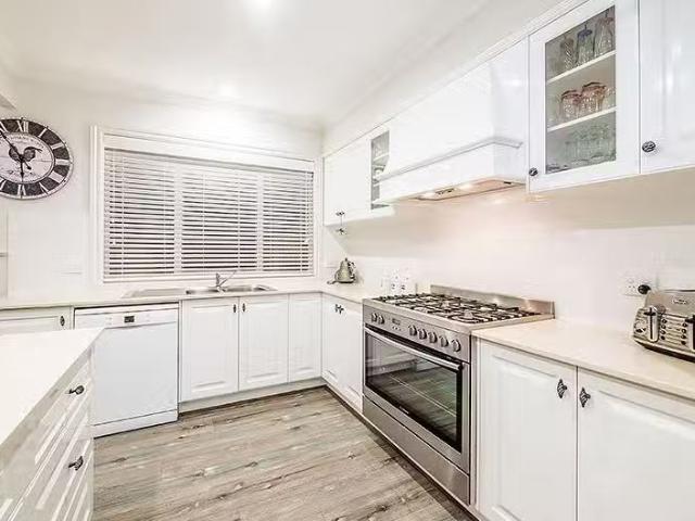 Deal! 10 Jade Avenue, Koo Wee Rup VIC 3981