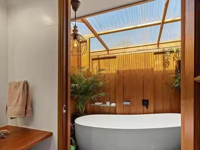 Deal! 10 Mountain View Drive, Plainland, QLD 4341