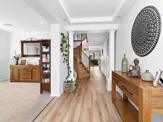 Cheap 10 Norman Clark Crescent, Horsley, NSW 2530 House for.