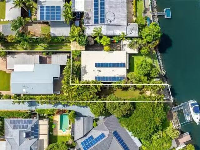 Just in! 10 Savoy Drive, Broadbeach Waters, QLD 4218