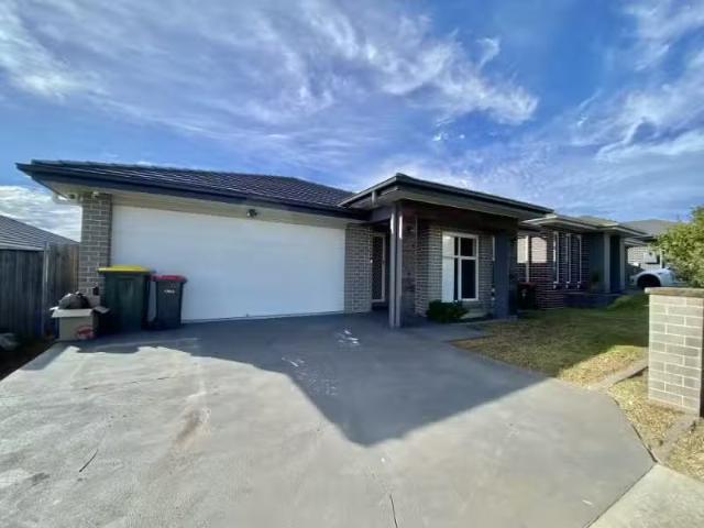 Cozy 10 Rowan Street, ORAN PARK House for rent Listed by Team.