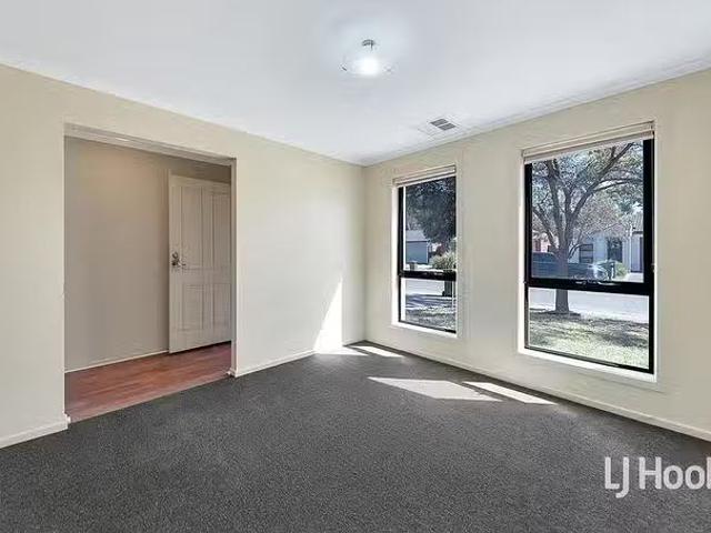 Cozy 10 Wattle Crescent, Munno Para West, SA 5115