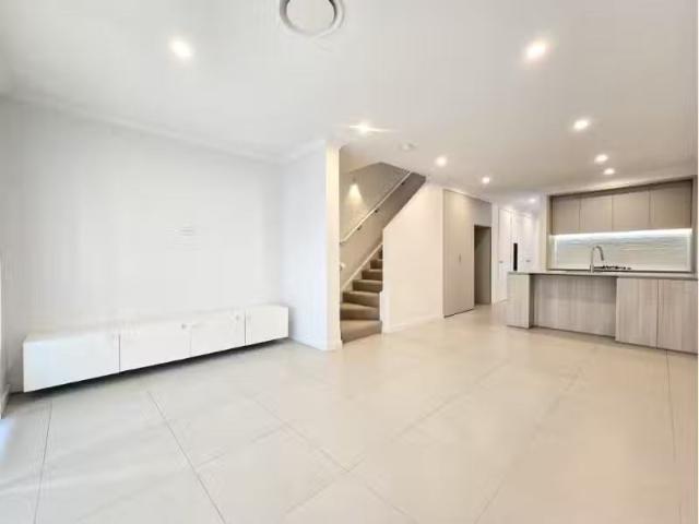 Nice 115 Passiflora Avenue, DENHAM COURT Townhouse for rent L.