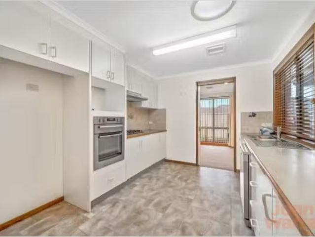 Unique 1/18 Bennetts Close, Mc Kellar Townhouse for rent List.