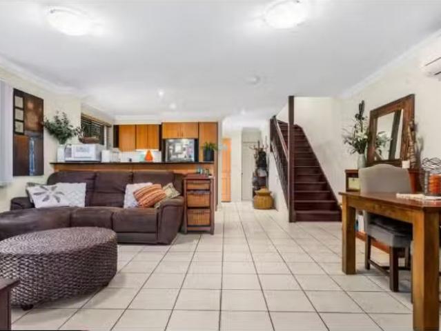Just in! 1/108 Richmond Rd, Morningside Townhouse for rent Li.