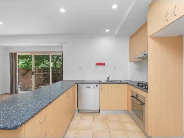 Deal! 1/10 Bennetts Close, Mc Kellar Townhouse for rent Liste.