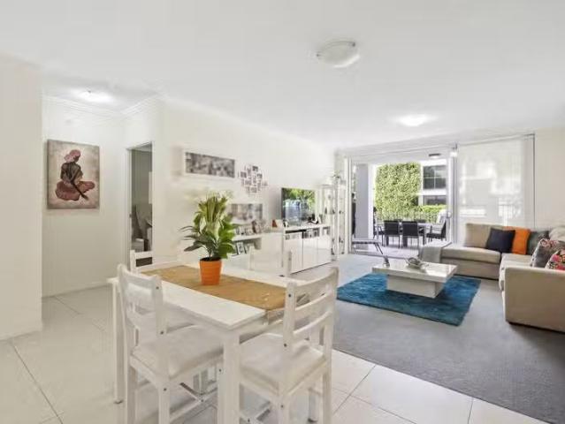 Unique 112/1 7 Moores Crescent, Varsity Lakes, QLD 4227 Apar.