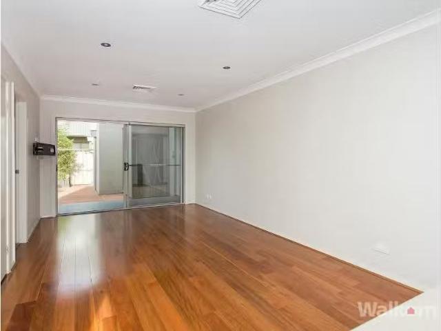 Just in! 1/124 Young Street, Carrington Townhouse for rent Li.