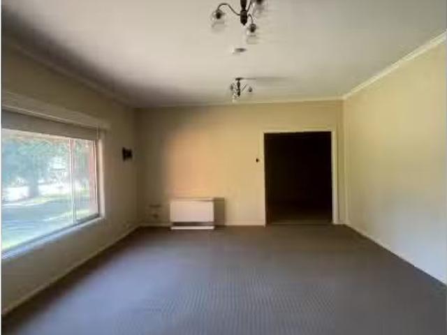 Unique 11 Bluebonnet Crescent, COLEAMBALLY House for rent Lis.