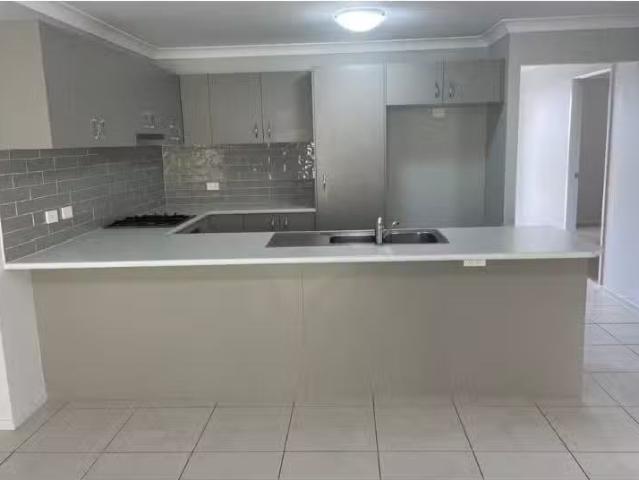 Nice 11 Holland Cct, Gillieston Heights House for rent Listed.