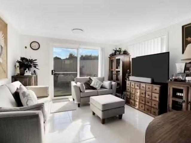 Deal! 11a Rhonda Pl, Plumpton House for rent Listed by Connor.
