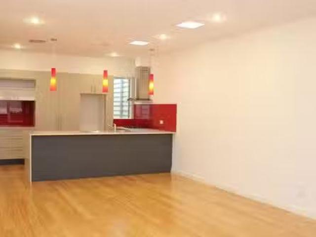 Cozy 124 Bellair Street, Kensington VIC 3031