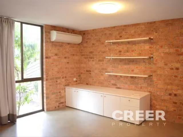Charming 1/27 Corlette Street, Cooks Hill Apartment for rent.