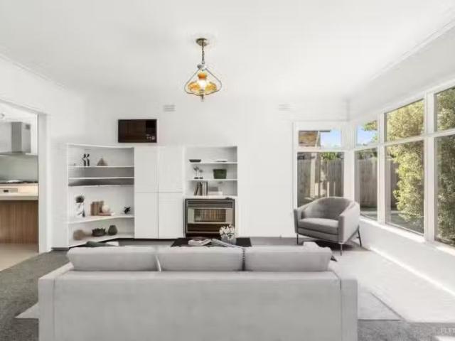 Just in! 122 Rooks Road, Nunawading VIC 3131 House Auction
