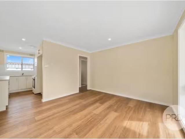 Just in! 1/2 4 Reddoch Dr, Wagga Wagga Apartment for rent Lis.
