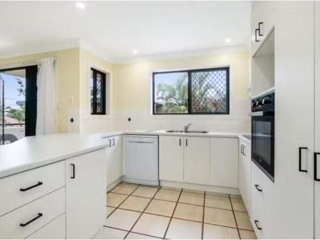 Deal! 1/2 Hartley Street, Camp Hill Townhouse for rent Listed.