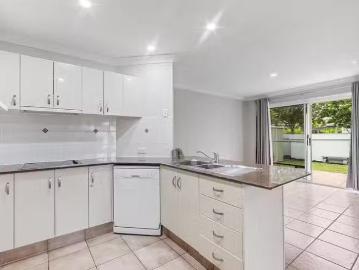 Cozy 1/2 Josh Court, Ashmore, QLD 4214