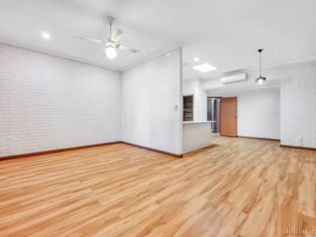 Rental! 12 Oldis Avenue, Northcote VIC 3070