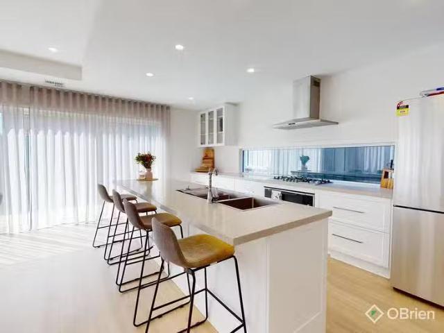 Deal! 12 Lanosso Avenue, Cranbourne South, VIC 3977