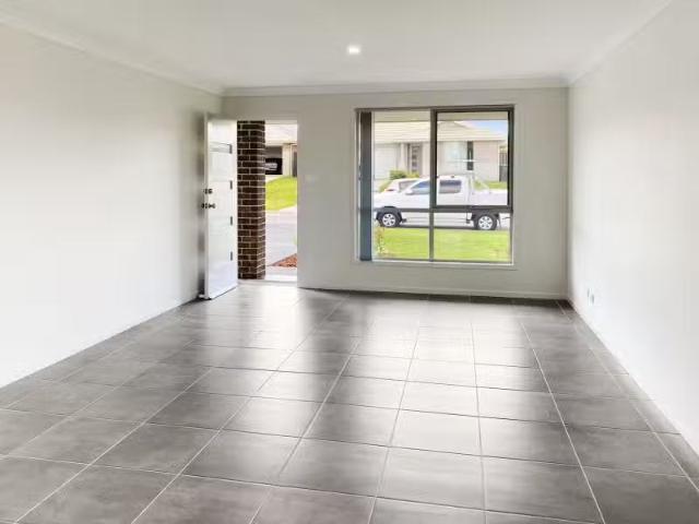 Unique 12 Malbec Street, Cliftleigh House for rent Listed by.