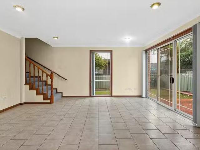 Rental! 1/2 Northview Terrace, Figtree, NSW 2525
