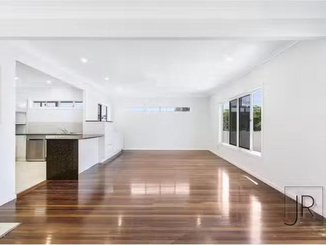 Cozy 12 Poinciana Boulevard, Broadbeach Waters, QLD 4218